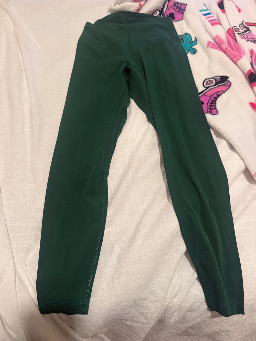 Lululemon Forest Green Size 6, perfect condition. Open to offers/negotiation